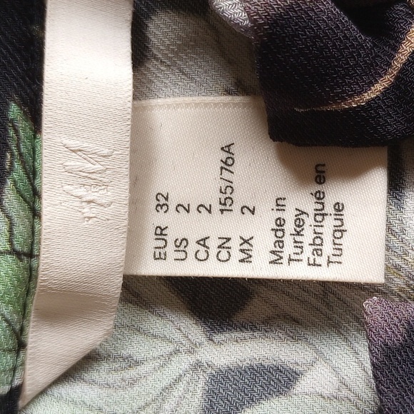 H&M Floral Tiger Ruffled Button Front High Neck Midi Dress 2 Black   50OFF3 - Picture 6 of 9